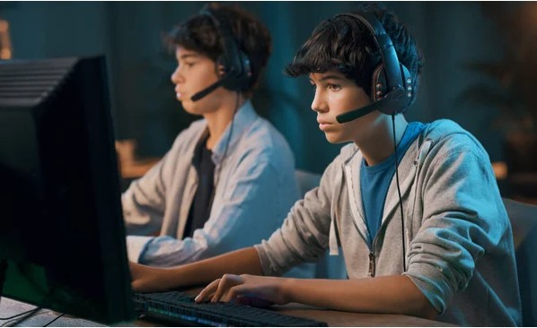 How Competition And Community Shape Online Gaming